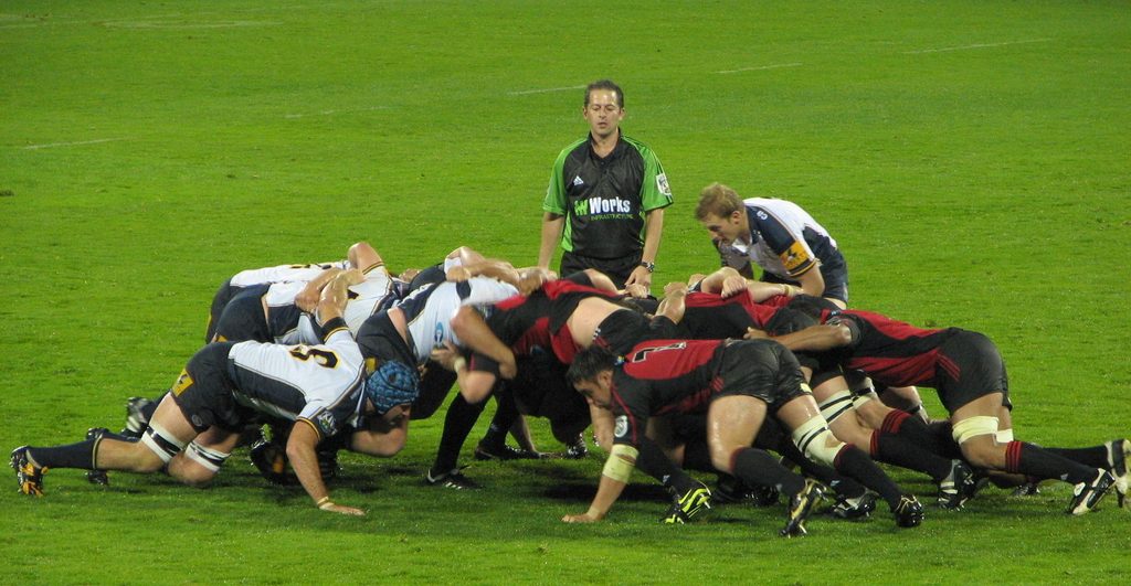 scrum (ragbide oyuncuların top için birbirine kenetlenerek oluşturduğu mücadele düzeni)