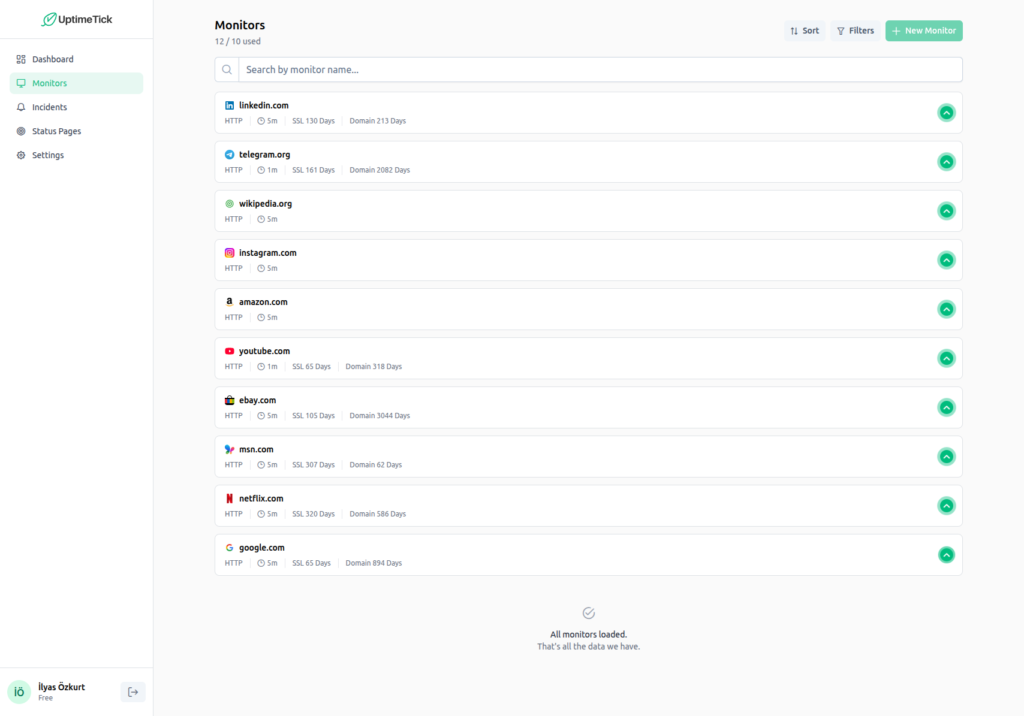 UptimeTick kontrol panelinden bir örnek. Burada izlenen sitelerin erişilebilirlik durumu renkli sembollerle gösteriliyor.