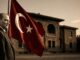 Mustafa Kemal Atatürk, Türk bayrağı ve Birinci Meclis binasının önünde