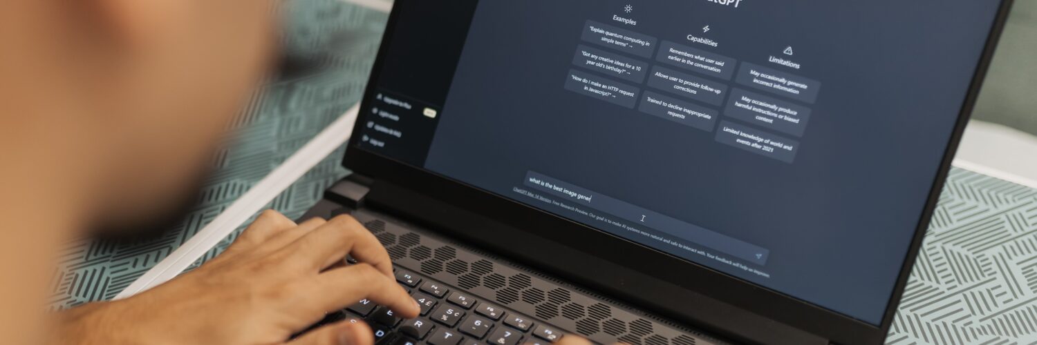 Laptop üzerinde yapay zeka sohbet ekranı