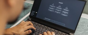 Laptop üzerinde yapay zeka sohbet ekranı