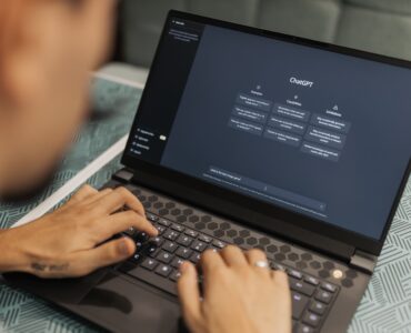 Laptop üzerinde yapay zeka sohbet ekranı