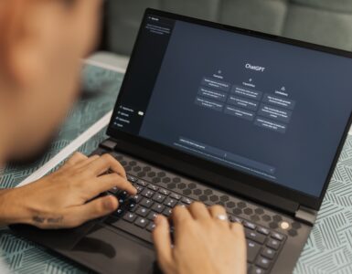 Laptop üzerinde yapay zeka sohbet ekranı