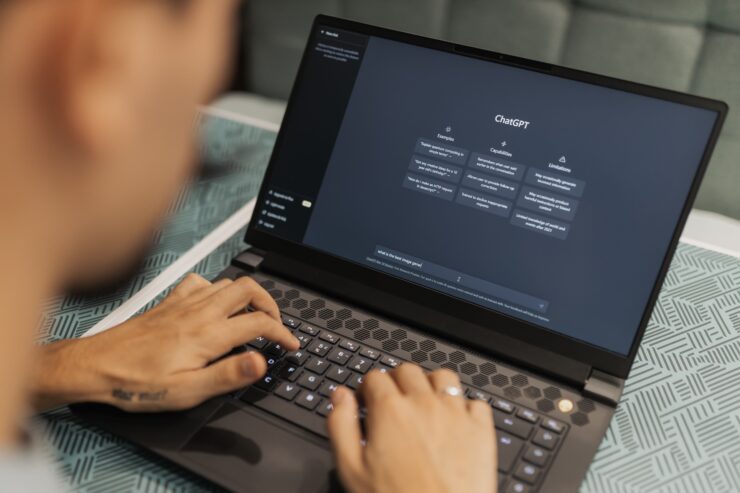 Laptop üzerinde yapay zeka sohbet ekranı
