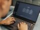 Laptop üzerinde yapay zeka sohbet ekranı