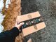 Karlı bir yolda siyah montlu birinin tuttuğu Amazon Prime karton kolisi.